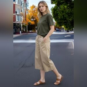 Denim & CO Stylish Beigh Pull On Capris With Button Leg Detail Med